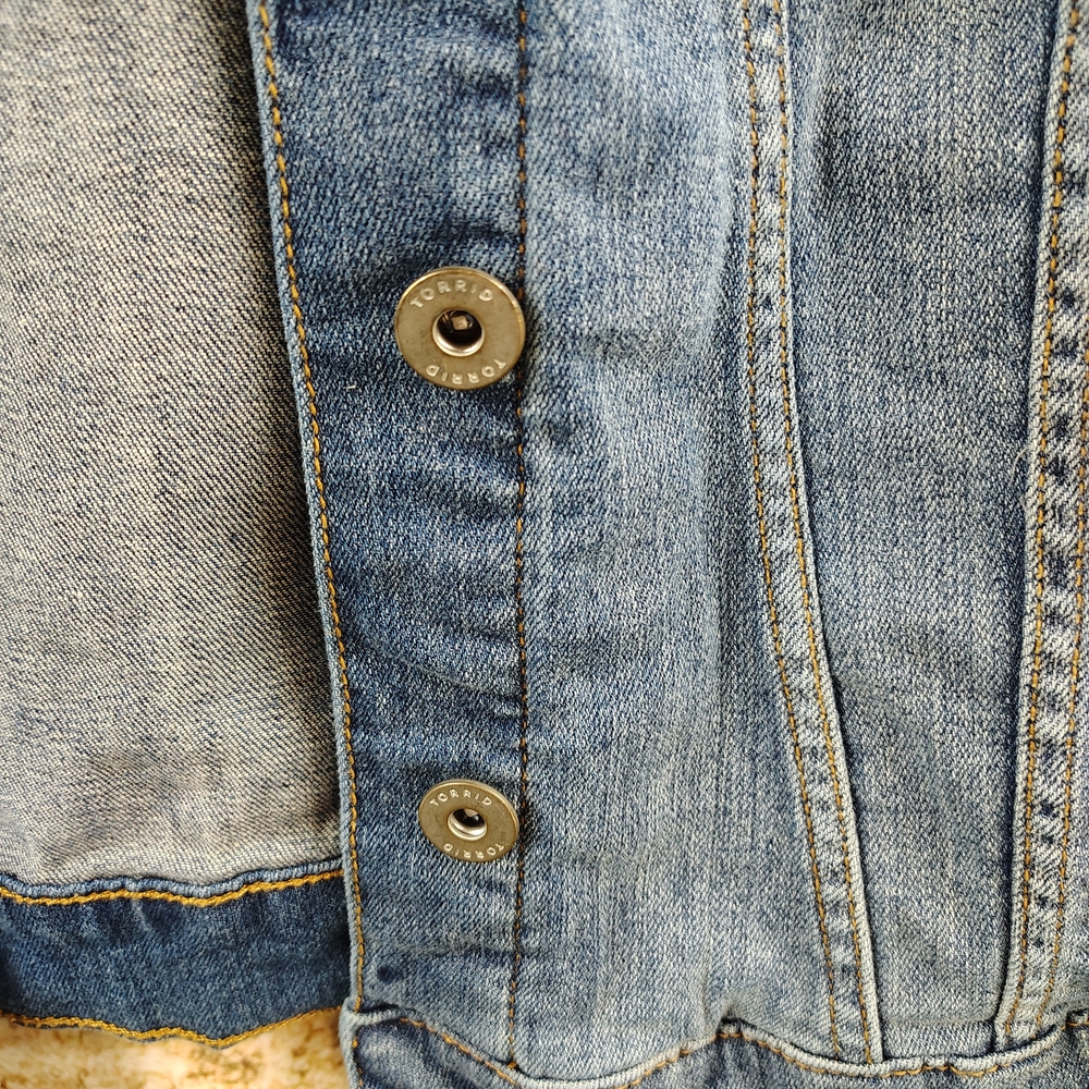 Torrid Distressed Medium Wash Denim Jacket Women's Size 0 (Large 10-12) - Picture 5 of 16